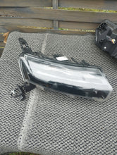 Laden Sie das Bild in den Galerie-Viewer, Frontscheinwerfer Dacia Spring 266008993R Ein Satz Scheinwerfer Headlight SCH6986330910rz