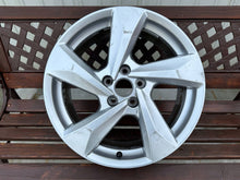 Laden Sie das Bild in den Galerie-Viewer, 1x Alufelge 18 Zoll 7.0" 5x112 43ET Glanz Silber 83A601025AQ Audi Q3 Rim Wheel FEL8048051285tb