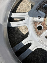 Laden Sie das Bild in den Galerie-Viewer, 1x Alufelge 18 Zoll 8.0" 5x114.3 20ET Glanz Silber 2283905 BMW E93 E60 E90 FEL9604459309rf