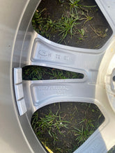 Load image into Gallery viewer, 1x Alufelge 18 Zoll 7.5" 5x120 51ET Glanz Silber 6856069 BMW 1 Rim Wheel FEL4678452700xb