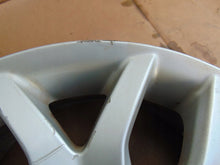 Laden Sie das Bild in den Galerie-Viewer, 1x Alufelge 16 Zoll 6.5&quot; 5x114.3 45ET Silber PZ474-E067D-Z Toyota Auris