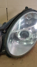 Laden Sie das Bild in den Galerie-Viewer, Frontscheinwerfer Mercedes-Benz W211 154353 Ein Stück (Rechts oder Links) SCH2285081531ac