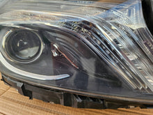 Laden Sie das Bild in den Galerie-Viewer, Frontscheinwerfer Mercedes-Benz W176 A1768200661 Xenon Rechts Headlight SCH1284423162yo