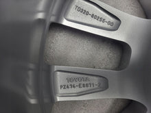 Laden Sie das Bild in den Galerie-Viewer, 1x Alufelge 16 Zoll 6.5" 5x114.3 39ET Glanz Silber PZ474E8671Z Toyota Verso FEL2296569043wo