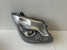 Laden Sie das Bild in den Galerie-Viewer, Frontscheinwerfer Mercedes-Benz Sprinter 906 9068203261 Rechts Headlight