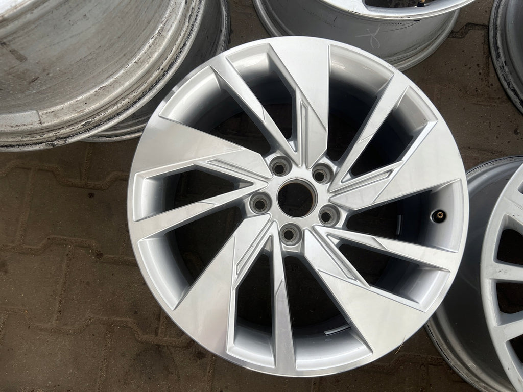 1x Alufelge 18 Zoll 8.0" 5x112 46ET Silber 8Y0601025F Audi Rim Wheel