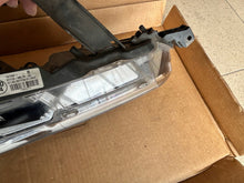 Laden Sie das Bild in den Galerie-Viewer, Frontscheinwerfer Toyota Corolla 81110-02L70-00 16744F164867574 LED Rechts