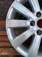 Laden Sie das Bild in den Galerie-Viewer, 1x Alufelge 17 Zoll 7.0&quot; 5x120 55ET Glanz Silber 7E0601025C VW T6 T5 Rim Wheel