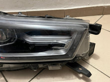 Laden Sie das Bild in den Galerie-Viewer, Frontscheinwerfer Toyota Hilux VIII 1EJ-923364 Rechts Scheinwerfer Headlight