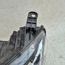 Laden Sie das Bild in den Galerie-Viewer, Frontscheinwerfer Dacia Duster 260609367R Links Scheinwerfer Headlight