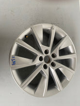 Load image into Gallery viewer, 1x Alufelge 17 Zoll 6.5" 5x100 40ET Glanz Silber 658601025C Skoda Kamiq FEL5252124872mk