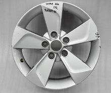 Laden Sie das Bild in den Galerie-Viewer, 1x Alufelge 16 Zoll 7.0&quot; 5x112 45ET Glanz Silber 5L0601025E Skoda Yeti Rim Wheel