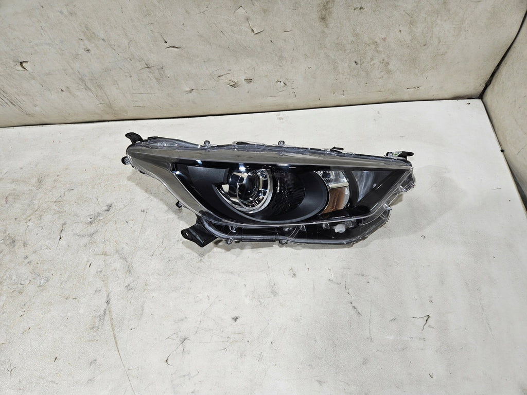 Frontscheinwerfer Toyota Yaris Rechts Scheinwerfer Headlight SCH9073667994xc