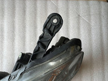 Laden Sie das Bild in den Galerie-Viewer, Frontscheinwerfer Opel Zafira B 0301214605 Links Scheinwerfer Headlight