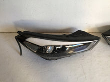 Load image into Gallery viewer, Frontscheinwerfer Hyundai Tucson 92102D7110 Ein Satz Scheinwerfer Headlight SCH9051794437sm