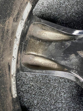Load image into Gallery viewer, 1x Alufelge 17 Zoll 8.5" 5x112 58ET Glanz Silber A2044016102 Mercedes-Benz W204 FEL9031369870wi