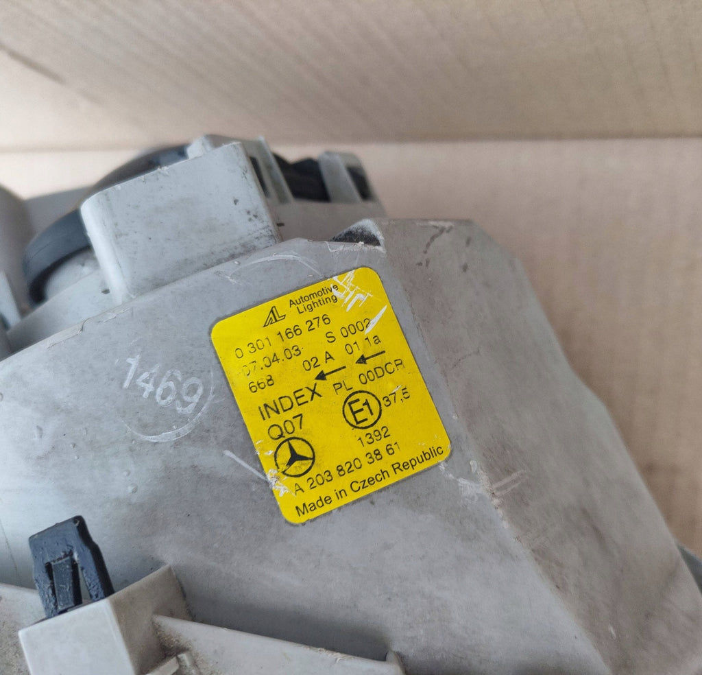 Frontscheinwerfer Mercedes-Benz W203 A2038203861 0301166276 Xenon Rechts