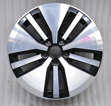 Load image into Gallery viewer, 1x Alufelge 17 Zoll 7.0&quot; 5x112 40ET Glanz Silber 3G0601025AM VW Passat Rim Wheel