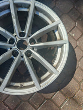 Laden Sie das Bild in den Galerie-Viewer, 1x Alufelge 17 Zoll 7.5" 5x112 30ET Glanz Silber 6883520 BMW Rim Wheel FEL1088527978bq