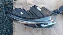 Laden Sie das Bild in den Galerie-Viewer, Frontscheinwerfer Opel Zafira Vivaro 9832836480-00 Xenon Rechts Headlight