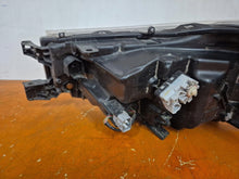 Laden Sie das Bild in den Galerie-Viewer, Frontscheinwerfer Toyota Hilux VIII 81110-0KU80 Rechts Scheinwerfer Headlight SCH6939641873cr