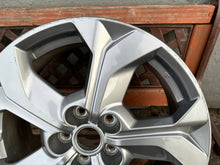 Load image into Gallery viewer, 1x Alufelge 18 Zoll 7.0" 5x114.3 45ET Glanz Silber 9965777080 Mazda Mx-30 FEL7717671698sl