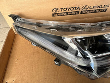 Laden Sie das Bild in den Galerie-Viewer, Frontscheinwerfer Toyota Corolla 81110-02L70-00 16744F164867574 LED Rechts