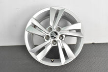 Load image into Gallery viewer, 1x Alufelge 15 Zoll 6.0&quot; 5x100 38ET Silber 6V0601025H Skoda Fabia III Roomster