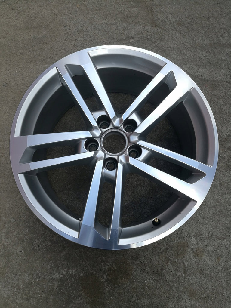 1x Alufelge 18 Zoll 8.5" 5x112 50ET Silber 8S0601025 Audi Tt Rim Wheel