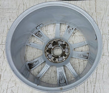 Laden Sie das Bild in den Galerie-Viewer, 1x Alufelge 17 Zoll 7.0&quot; 5x112 49ET Glanz Silber 5E0601025BG Skoda Octavia Iii