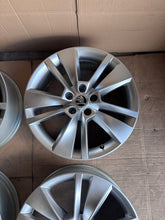 Load image into Gallery viewer, 4x Alufelge 18 Zoll 7.0" 5x112 43ET Glanz Silber 565601025C Skoda Kodiaq FEL6766425053hb