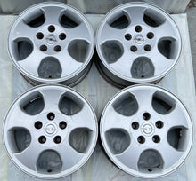 Laden Sie das Bild in den Galerie-Viewer, 4x Alufelge 15 Zoll 6.0&quot; 5x110 49ET Glanz Silber Opel Rim Wheel