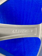 Load image into Gallery viewer, 1x Alufelge 17 Zoll 6.5" 5x112 44ET Glanz Silber A1774010300 Mercedes-Benz FEL5370852077zu