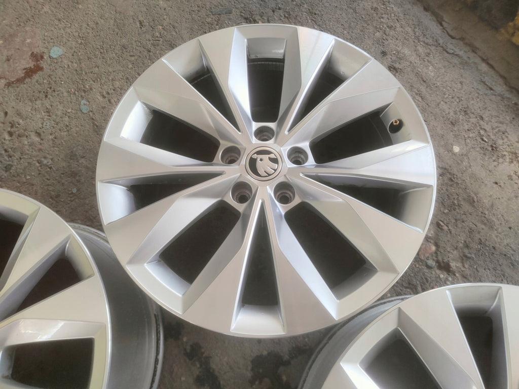 4x Alufelge 18 Zoll 8.0" 5x112 44ET Glanz Silber 3V0601025R Skoda Superb I FEL9140175262zy