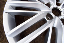 Laden Sie das Bild in den Galerie-Viewer, 1x Alufelge 18 Zoll 7.0&quot; 5x112 45ET Glanz Silber 575601025D Seat Ateca Rim Wheel