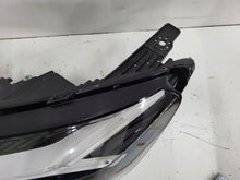 Laden Sie das Bild in den Galerie-Viewer, Frontscheinwerfer Dacia Sandero III 260602561R LED Ein Stück (Rechts oder Links)