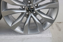 Load image into Gallery viewer, 1x Alufelge 17 Zoll 7.0&quot; 5x112 43ET Matt Silber 5C0601025F VW Passat B7 Beetle