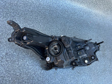 Load image into Gallery viewer, Frontscheinwerfer Toyota Yaris Links Scheinwerfer Headlight
