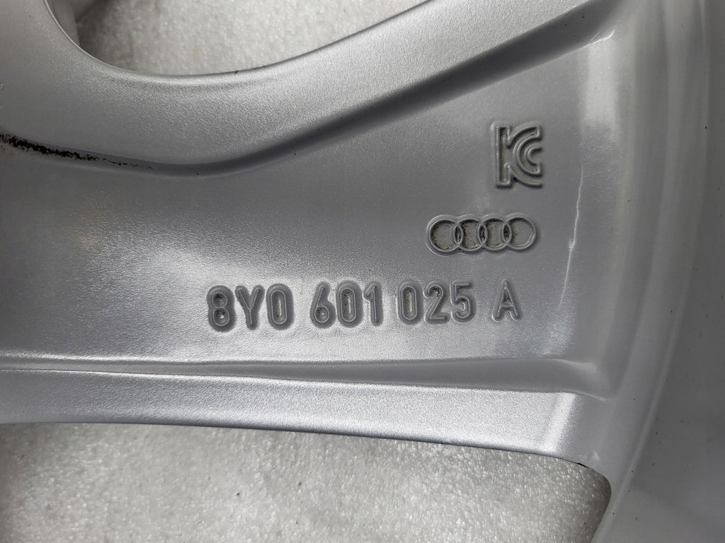 1x Alufelge 17 Zoll 8.0" 5x112 46ET Glanz Silber 8Y0601025A Audi A3 Rim Wheel FEL5977770336je