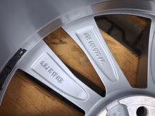 Laden Sie das Bild in den Galerie-Viewer, 1x Alufelge 17 Zoll 6.5" 5x112 40ET Glanz Silber 87169090 Skoda Scala Kamiq FEL8274762057xr