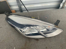 Laden Sie das Bild in den Galerie-Viewer, Frontscheinwerfer Ford Fiesta I Rechts Scheinwerfer Headlight SCH8120602829lo
