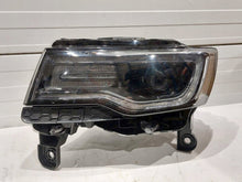 Laden Sie das Bild in den Galerie-Viewer, Frontscheinwerfer Jeep Grand Cherokee 68142493AE Links Scheinwerfer Headlight SCH9896014760qt