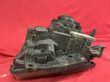 Laden Sie das Bild in den Galerie-Viewer, Frontscheinwerfer Land Rover Range III L322 XBC000385 XBC000386 Xenon Rechts SCH7109130832eq