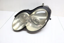 Laden Sie das Bild in den Galerie-Viewer, Frontscheinwerfer Mercedes-Benz R230 0301176475 Xenon Links Headlight SCH2862531809gv