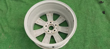 Laden Sie das Bild in den Galerie-Viewer, 1x Alufelge 17 Zoll Weiß 6868276 Mini Countryman F60 Rim Wheel FEL2450216903cw