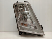 Laden Sie das Bild in den Galerie-Viewer, Frontscheinwerfer Volvo 22239217 Halogen Rechts Scheinwerfer Headlight