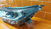 Load image into Gallery viewer, Frontscheinwerfer Toyota V 81185-42A33 LED Ein Stück (Rechts oder Links)