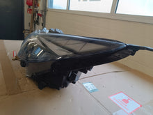 Laden Sie das Bild in den Galerie-Viewer, Frontscheinwerfer Hyundai Elantra VII 92101-AA LED Links Scheinwerfer Headlight