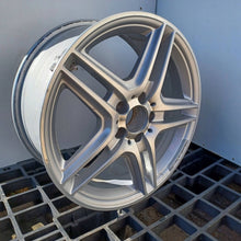 Laden Sie das Bild in den Galerie-Viewer, 1x Alufelge 18 Zoll 2074011502 Mercedes-Benz C207 Rim Wheel FEL4408148882po