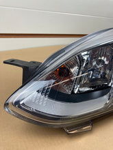 Laden Sie das Bild in den Galerie-Viewer, Frontscheinwerfer Ford Fiesta I H1BB-13W030-AD Ein Stück (Rechts oder Links) SCH2270005391ie